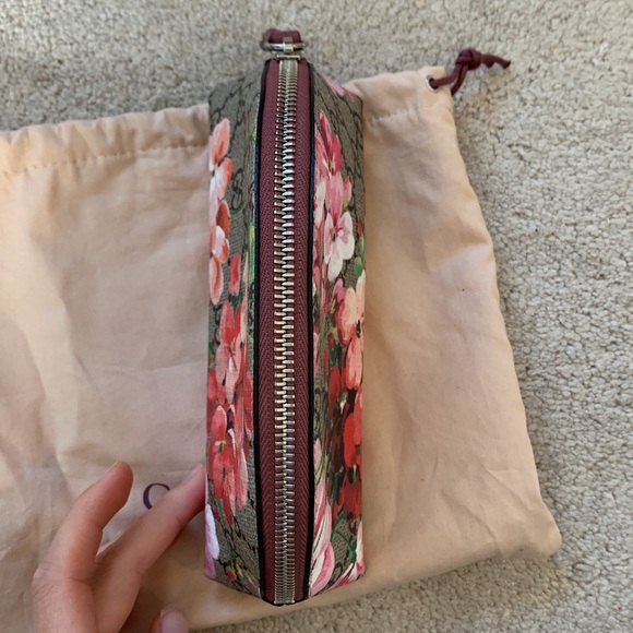 GUCCI Blooms Cosmetic Pouch - Picture 2 of 12